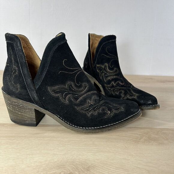 Elegant Black Ankle Boots with Intricate Stitching. The brand is Circle G. - Picture 2 of 16